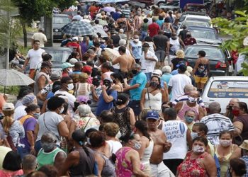 Prefeitura de Duque de Caxias, no Rio de Janeiro, publicou um decreto nesta terça-feira (5) desobrigando o uso de máscaras faciais no município