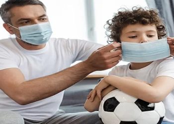 Casos de internações e óbitos estão em alta; por não estarem vacinadas, crianças dependem dos cuidados dos adultos para protegê-las
