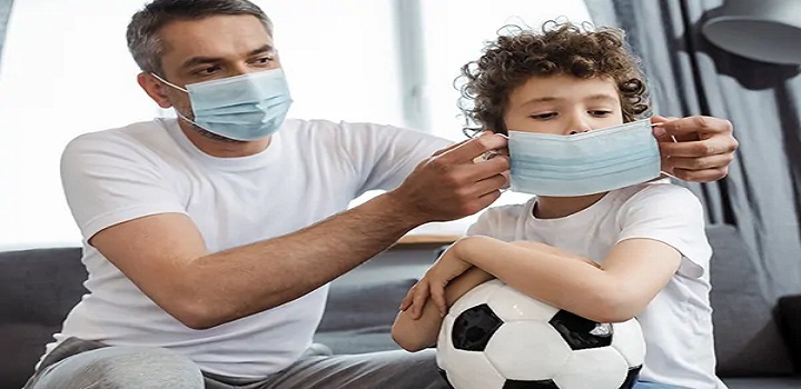 Casos de internações e óbitos estão em alta; por não estarem vacinadas, crianças dependem dos cuidados dos adultos para protegê-las