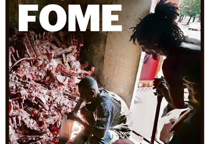 Fome no Brasil: Pessoas catando restos de animais no Rio de Janeiro