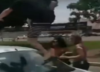 Um homem foi flagrado depredando o veículo de uma mulher no último domingo, em Taguatinga, Distrito Federal.