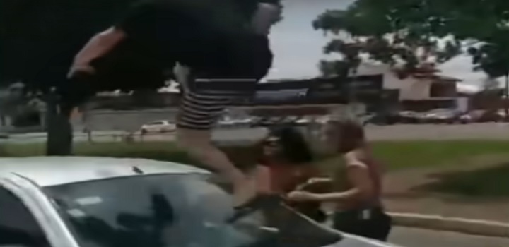 Um homem foi flagrado depredando o veículo de uma mulher no último domingo, em Taguatinga, Distrito Federal.