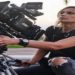 Halyna Hutchins tinha 42 anos e chegou a ser levada de helicóptero a um hospital, mas não resistiu. Diretor Joel Souza também foi ferido, mas já recebeu alta segundo a atriz Frances Fischer.