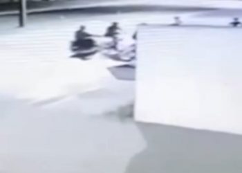 Conduzindo uma moto, homem se aproxima das vítimas e geralmente apalpa as nádegas da mulher.