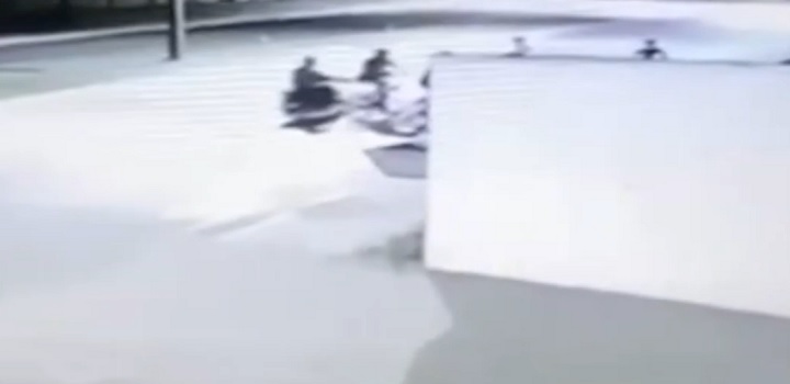 Conduzindo uma moto, homem se aproxima das vítimas e geralmente apalpa as nádegas da mulher.