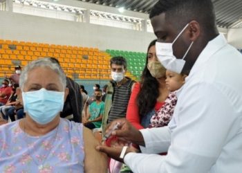 Idosos e profissionais da Saúde são chamados para a terceira dose da vacina contra o Coronavírus em Quissamã