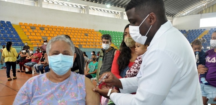 Idosos e profissionais da Saúde são chamados para a terceira dose da vacina contra o Coronavírus em Quissamã