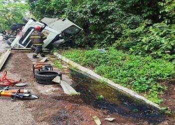 Cidades do Norte e Noroeste Fluminense estão monitorando a água do Rio Muriaé após um acidente com um caminhão que carregava produtos químicos próximo a um dos afluentes do rio em Muriaé, Minas Gerais.
