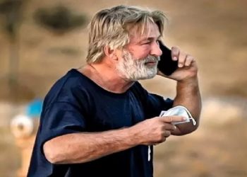 A arma que o ator Alec Baldwin disparou em um set de filmagem na quinta-feira (21), matando a cineasta Halyna Hutchins, foi entregue ao ator por um assistente de direção que disse que a pistola era segura