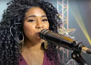 Uma mulher alcoolizada reclamou que a artista não havia cantado direito a música que ela havia pedido A ofensora desferiu dois tapas no braço de Andresa e disse: "Aprende a cantar, sua negra"