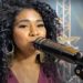 Uma mulher alcoolizada reclamou que a artista não havia cantado direito a música que ela havia pedido A ofensora desferiu dois tapas no braço de Andresa e disse: "Aprende a cantar, sua negra"