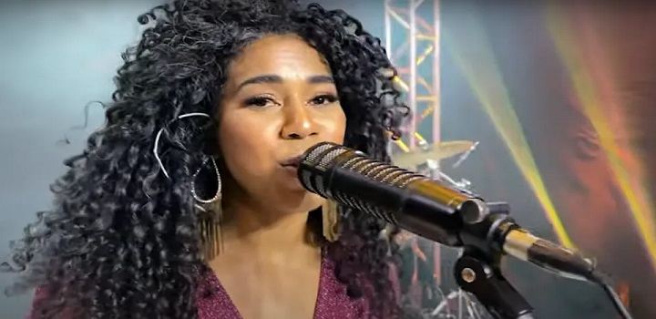 Uma mulher alcoolizada reclamou que a artista não havia cantado direito a música que ela havia pedido A ofensora desferiu dois tapas no braço de Andresa e disse: "Aprende a cantar, sua negra"