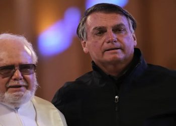 O presidente Jair Bolsonaro (sem partido) relevou que chora no banheiro de casa e, por isso, nunca foi visto pela esposa, Michelle Bolsonaro, em um momento de fragilidade