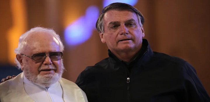 O presidente Jair Bolsonaro (sem partido) relevou que chora no banheiro de casa e, por isso, nunca foi visto pela esposa, Michelle Bolsonaro, em um momento de fragilidade