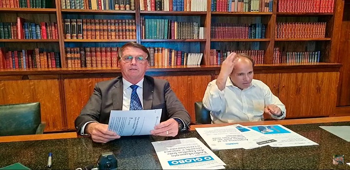 Presidente associou de forma incorreta os imunizantes da covid-19 ao vírus da Aids Bolsonaro quer desestimular vacinação, que tem diminuído as taxas de transmissão e óbitos por covid