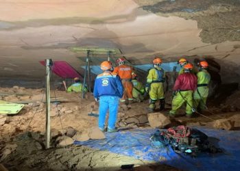 Imagens divulgadas pela Polícia Militar e pelo 9º Grupamento do Corpo de Bombeiros mostram o trabalho dos bombeiros no interior da gruta Duas Bocas, zona rural de Altinópolis (SP), onde equipes realizaram buscas por bombeiros civis soterrados após um desabamento neste domingo (31)