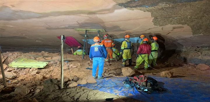 Imagens divulgadas pela Polícia Militar e pelo 9º Grupamento do Corpo de Bombeiros mostram o trabalho dos bombeiros no interior da gruta Duas Bocas, zona rural de Altinópolis (SP), onde equipes realizaram buscas por bombeiros civis soterrados após um desabamento neste domingo (31)