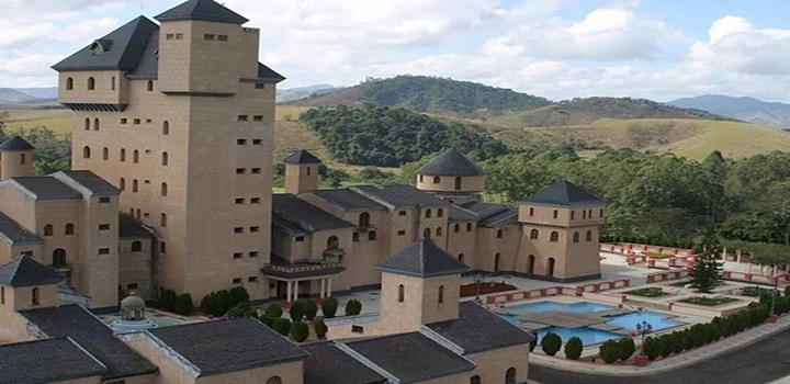 Castelo Monalisa, em São João Nepomuceno (MG), será leiloado. O imóvel foi construído pelo ex-deputado federal Edmar Moreira, investigado em 2009 depois de ser acusado de não declarar o castelo.