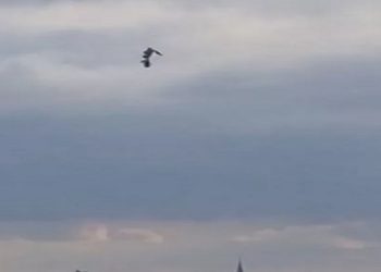 Um objeto não identificado filmado sobrevoando o sul de Londres está sendo comparado nas redes sociais aos dementadores da franquia ‘Harry Potter’.
