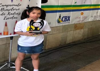 Elisa Feng foi campeã feminina do sub-9 do Campeonato Brasileiro de Xadrez Escolar 2021. Ela é de Santos, litoral de São Paulo.
