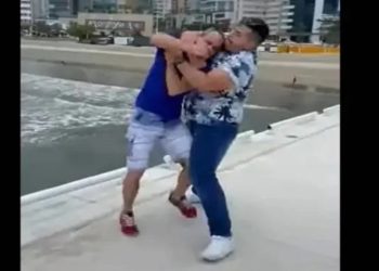 Gay defende amiga ttrans de xingamento homofóbico