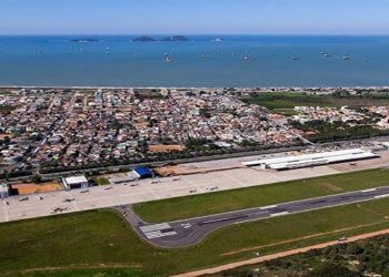 Voos com destino a Portugal são oferecidos pela companhia aérea Azul. Para chegar ao destino, antes o passageiro precisa fazer conexões no Rio e em São Paulo