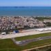 Voos com destino a Portugal são oferecidos pela companhia aérea Azul. Para chegar ao destino, antes o passageiro precisa fazer conexões no Rio e em São Paulo