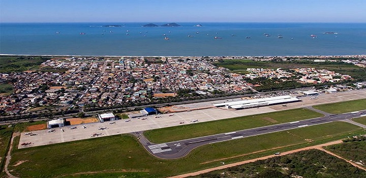 Voos com destino a Portugal são oferecidos pela companhia aérea Azul. Para chegar ao destino, antes o passageiro precisa fazer conexões no Rio e em São Paulo