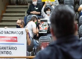 A manifestante responsável por levar um cartaz ilustrado com uma suástica à Câmara Municipal de Porto Alegre na última semana justificou à polícia que, além de ter recebido um "chamado divino",