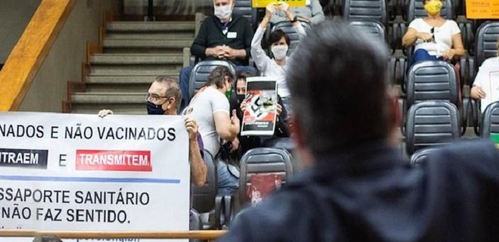 A manifestante responsável por levar um cartaz ilustrado com uma suástica à Câmara Municipal de Porto Alegre na última semana justificou à polícia que, além de ter recebido um "chamado divino",