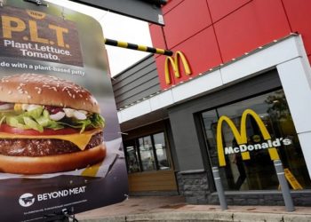 O McDonald’s anunciou que vai iniciar a venda do novo hambúrguer vegetal da rede em oito restaurantes norte-americanos, a partir do dia 3 de novembro.