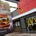 O McDonald’s anunciou que vai iniciar a venda do novo hambúrguer vegetal da rede em oito restaurantes norte-americanos, a partir do dia 3 de novembro.