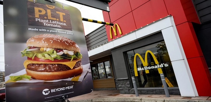 O McDonald’s anunciou que vai iniciar a venda do novo hambúrguer vegetal da rede em oito restaurantes norte-americanos, a partir do dia 3 de novembro.