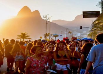 O Carnaval de rua de 2022 voltou à pauta do Legislativo carioca nesta sexta-feira (15). Em audiência pública virtual, a Comissão Especial da Câmara Municipal do Rio de Janeiro se reuniu para debater políticas públicas de infraestrutura e fomento ao evento no ano que vem