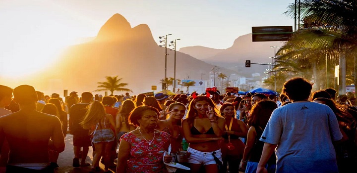 O Carnaval de rua de 2022 voltou à pauta do Legislativo carioca nesta sexta-feira (15). Em audiência pública virtual, a Comissão Especial da Câmara Municipal do Rio de Janeiro se reuniu para debater políticas públicas de infraestrutura e fomento ao evento no ano que vem
