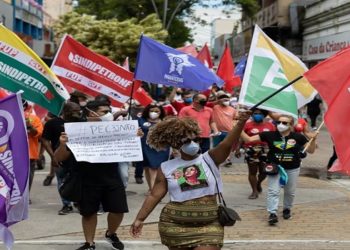 Manifestantes protestaram contra o governo do presidente Jair Bolsonaro (sem partido) neste sábado (2) em Campos dos Goytacazes, no Norte Fluminense.