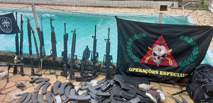 Tiroteio e morte de assaltantes em Varginha: De acordo com a Polícia Militar, Granadas, fuzis e coletes à prova de bala foram apreendidos durante a ação. Polícia Rodoviária Federal diz que confronto