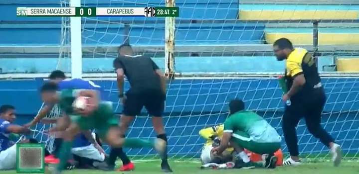 Um tiroteio interrompeu uma partida de futebol, pela série B1 Sub-20 na tarde deste domingo (31), em Macaé, na Baixada Litorânea do Rio.