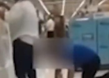 Vendedor do Carrefour é humilhado por gerente enquanto limpa chão de joelhos
