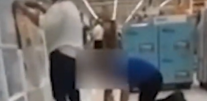 Vendedor do Carrefour é humilhado por gerente enquanto limpa chão de joelhos