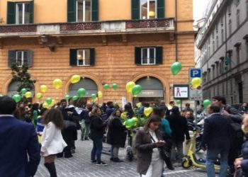 Uma tentativa do presidente Jair Bolsonaro (sem partido) de fazer neste domingo mais um passeio por Roma, como nos dois últimos dias, terminou em confusão após seguranças agredirem jornalistas brasileiros