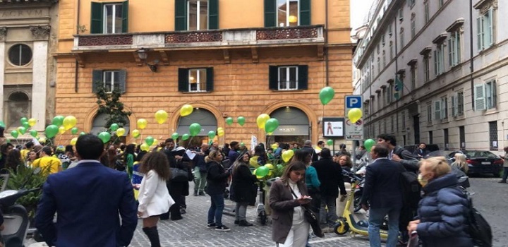 Uma tentativa do presidente Jair Bolsonaro (sem partido) de fazer neste domingo mais um passeio por Roma, como nos dois últimos dias, terminou em confusão após seguranças agredirem jornalistas brasileiros