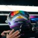 Hamilton usa capacete de arco-íris nos treinos do Catar