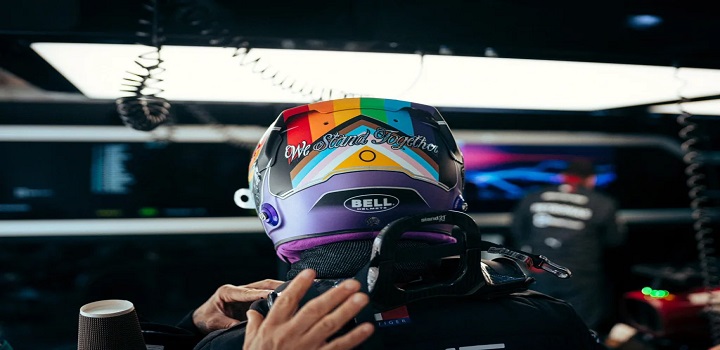 Hamilton usa capacete de arco-íris nos treinos do Catar