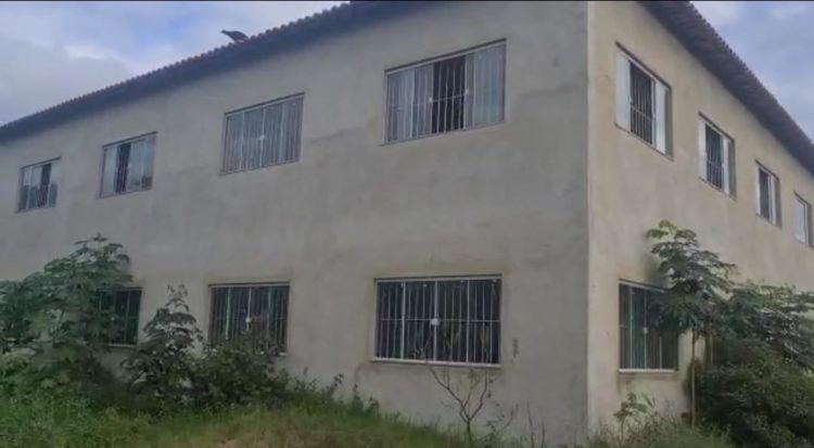 Campos-RJ: Escola Modelo inconclusa e abandonada é símbolo de desperdício de dinheiro público