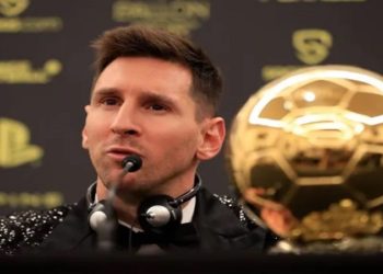 Messi supera Lewandowski e leva Bola de Ouro pela sétima vez