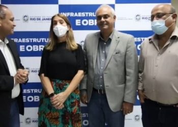 Ao lado da prefeita de Quissamã, Fátima Pacheco, do deputado estadual Jair Bittencourt – vice-presidente da Alerj; e do secretário de Obras e Serviços Públicos de Quissamã, Junio Selem, o Secretário de Estado de Infraestrutura e Obras, Max Lemos, anunciou nesta terça-feira (23), a ampliação do projeto de construção de unidades habitacionais, no Município