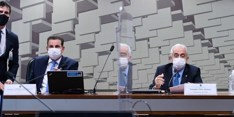 Reajuste dos combustíveis: Senado quer ouvir ministros e presidente da Petrobras