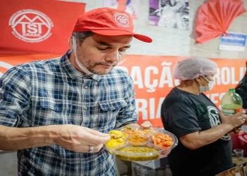 Em evento de exibição do filme Marighella, Wagner foi recebido com marmita de comida baiana com camarão e vatapá
