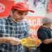 Em evento de exibição do filme Marighella, Wagner foi recebido com marmita de comida baiana com camarão e vatapá